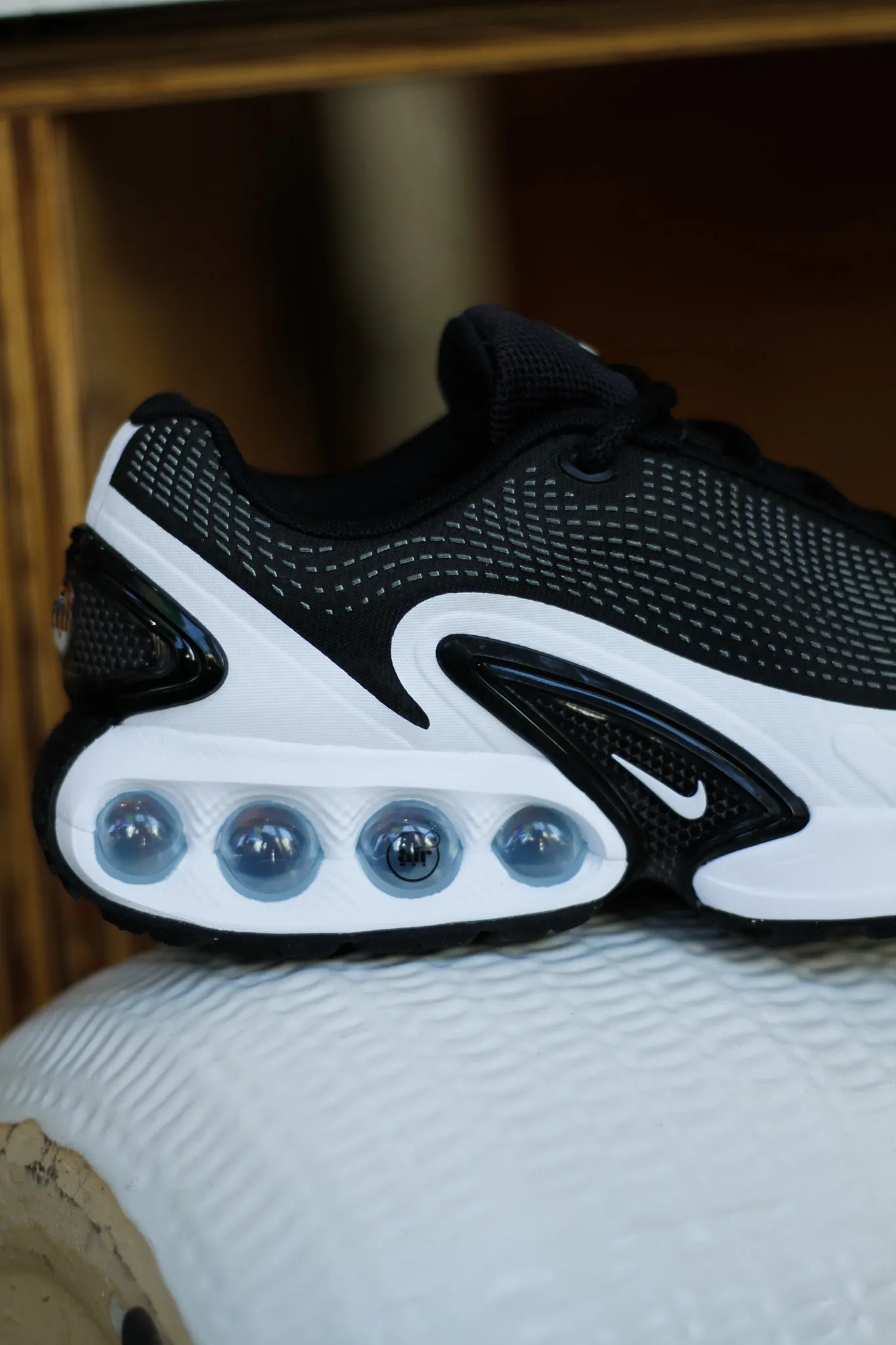 AIR MAX DN "BLACK/WHITE"