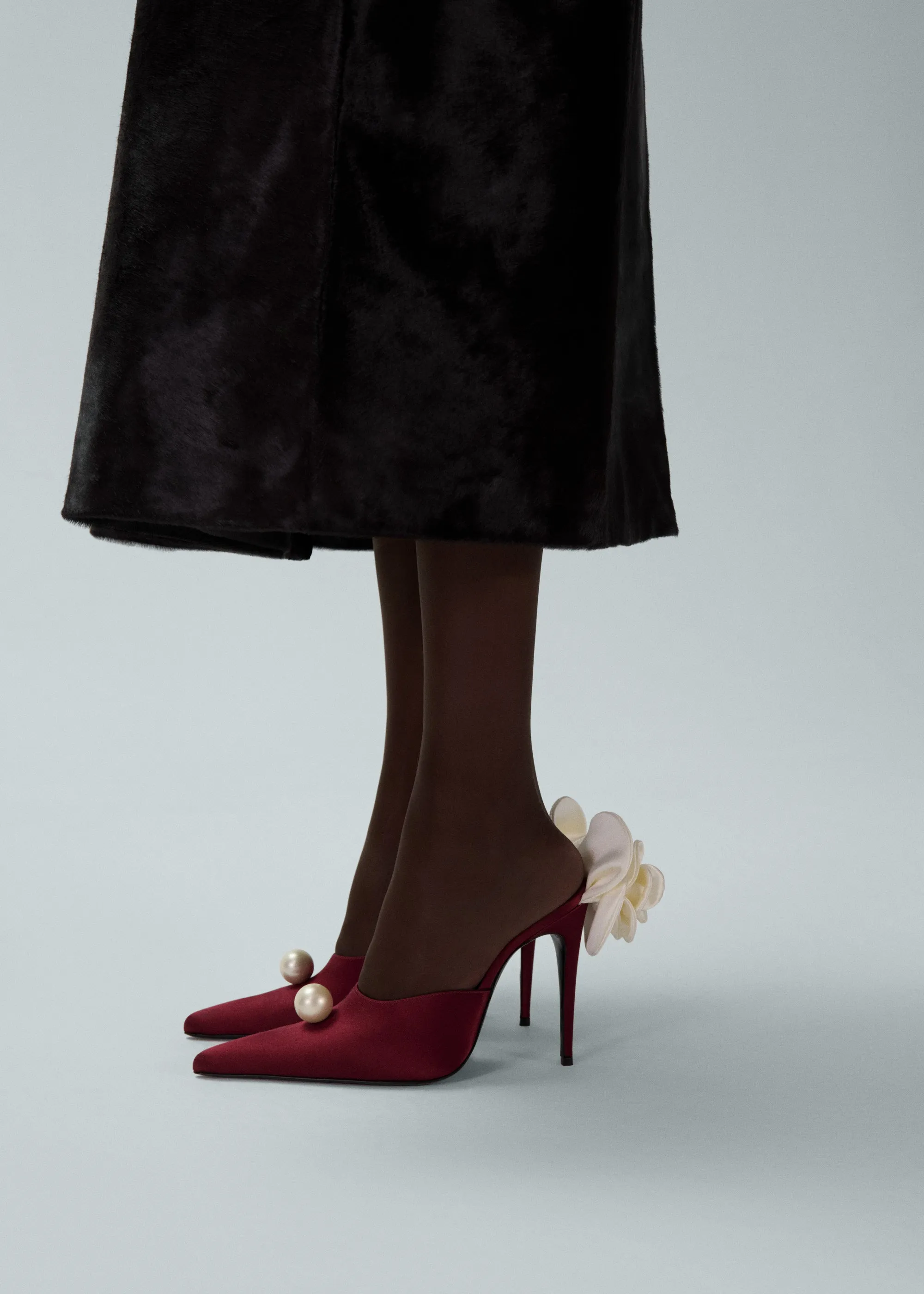 Pointed flower mules in burgundy satin