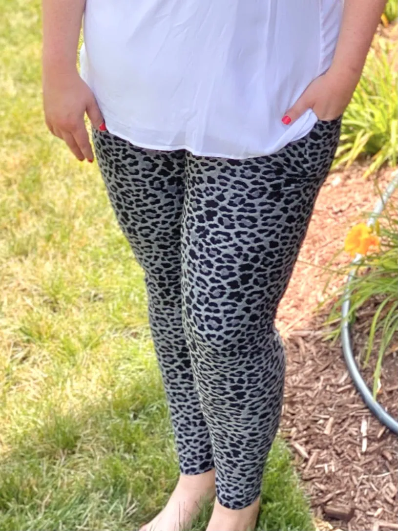 The Perfect Pocket Leggings in Snow Leopard